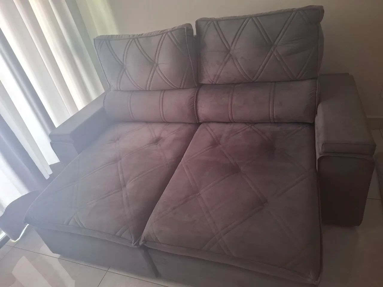 sofa retratil em suede moderno com porta copo embutido  e braço deslizando  - Foto 3