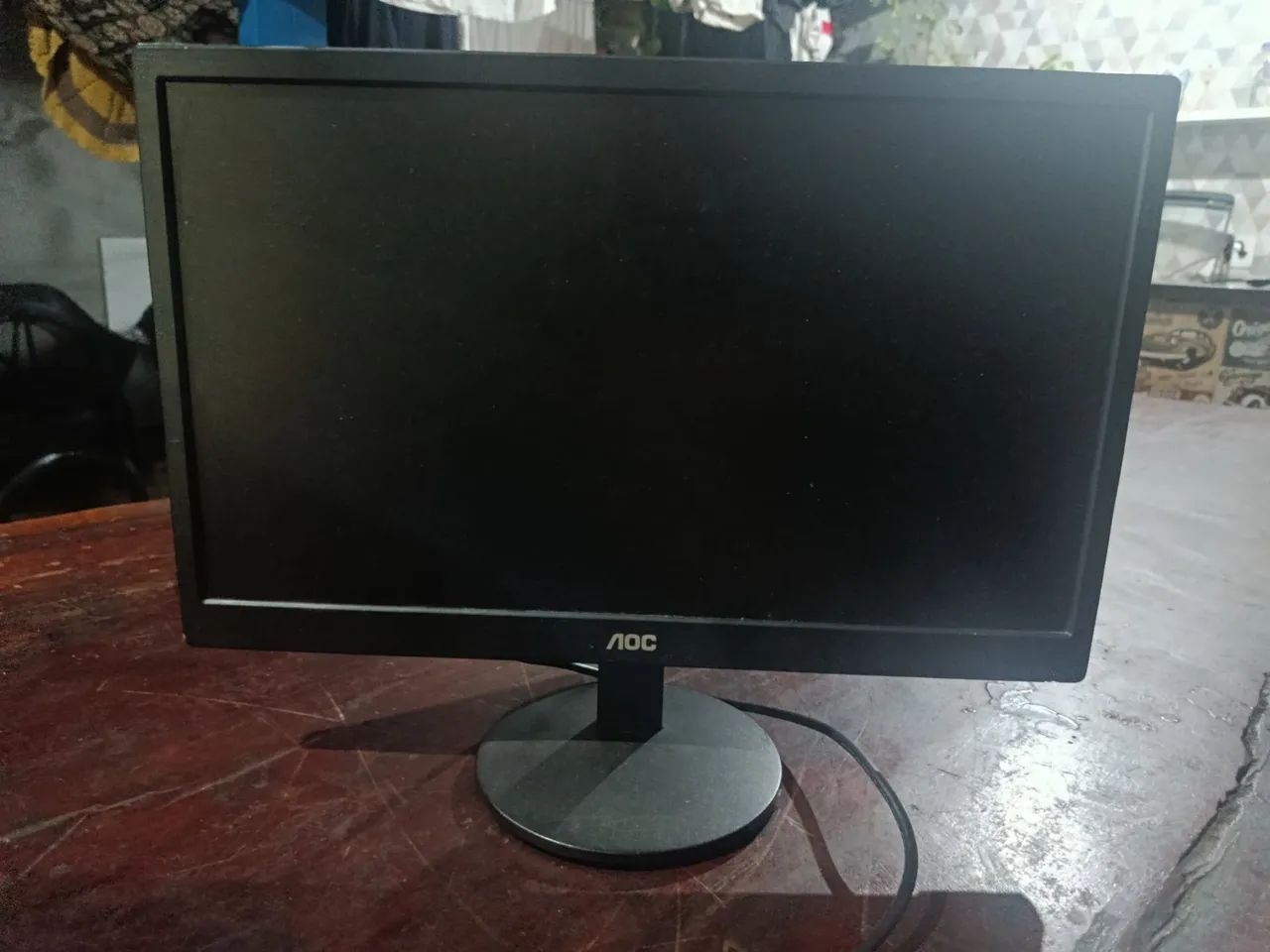Monitor AOC 60hz com adaptador de VGA pra HDMI 