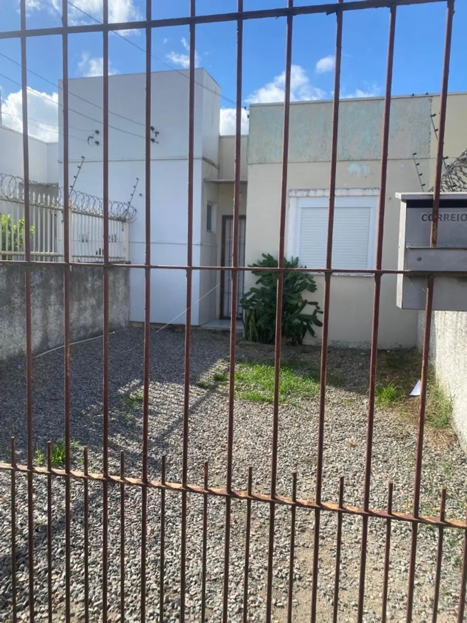 Aluga-se casa com dois quartos!