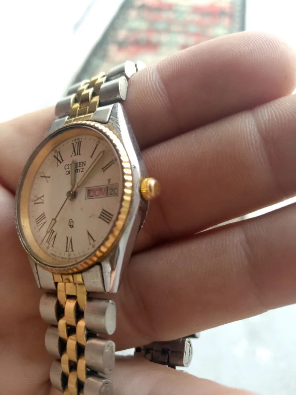 Relógio citizen quartz bicolor com números romanos.   - Foto 5