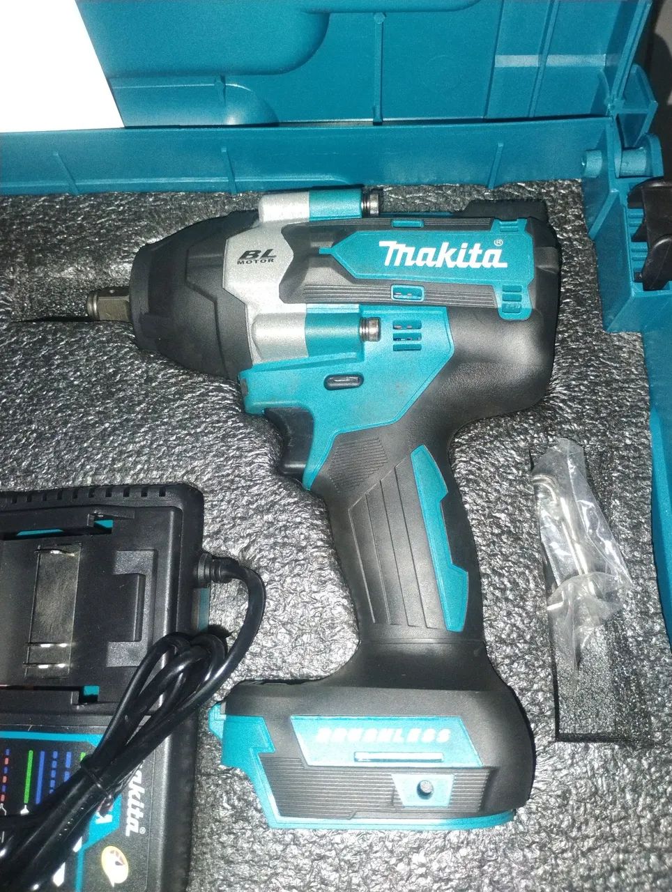 Chave de impacto Makita 2 baterias, carregador completa