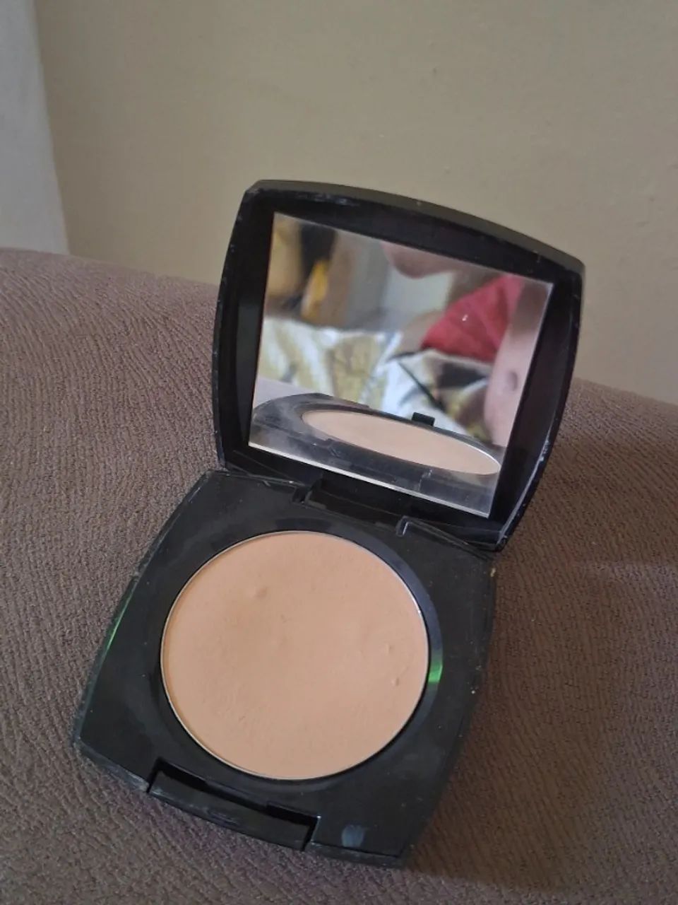 Base facial compacta Avon - Marrom claro 