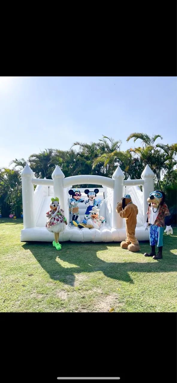 Castelo inflável branco.65579500395394122