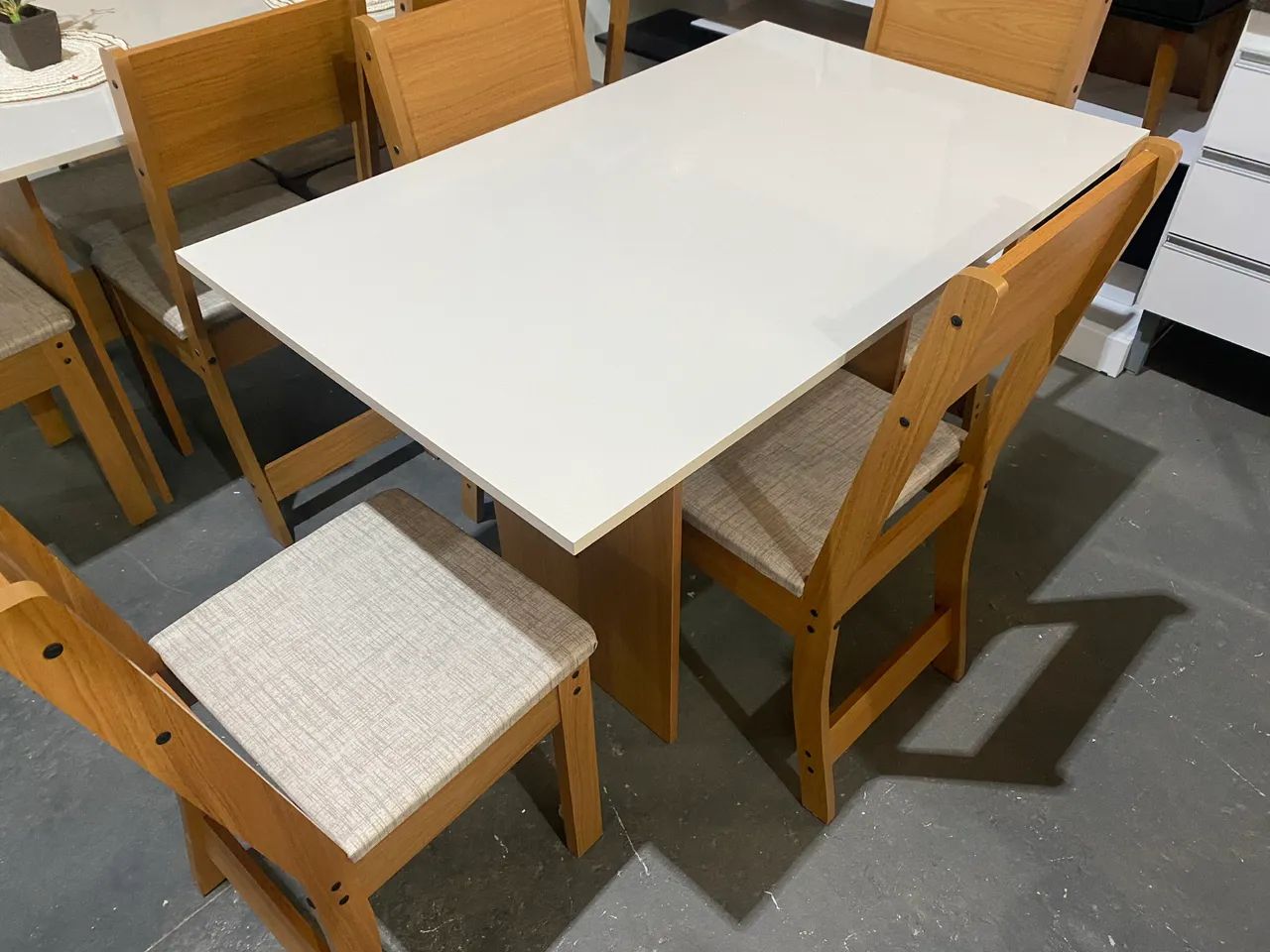 Mesa com 4 cadeiras - entrego hoje 