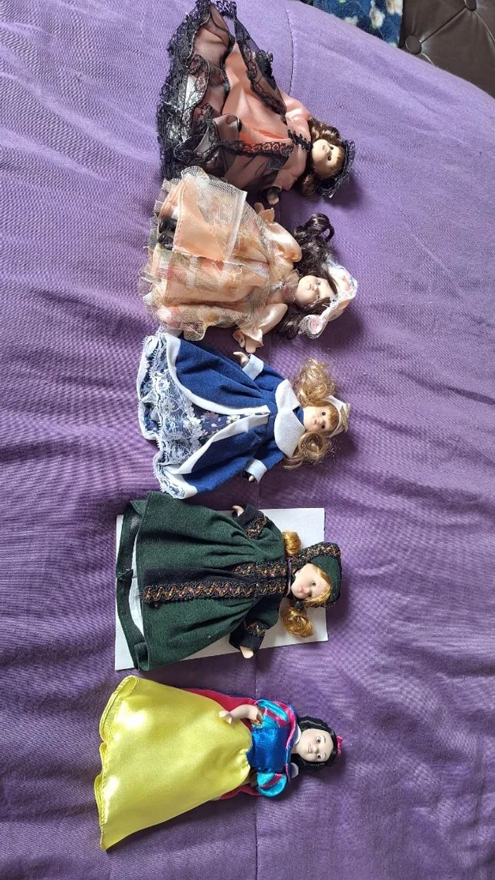  5 Bonecas de porcelana .