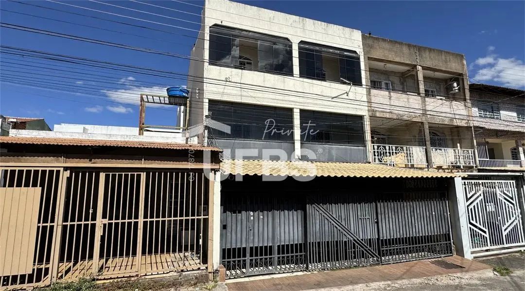 Prédio residencial de 03 apartamentos residenciais e um 01 studio para aluguel