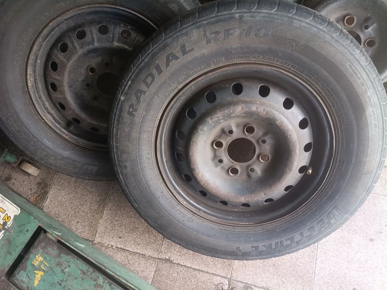 Jogo de rodas aro 13 com os pneus - Foto 2