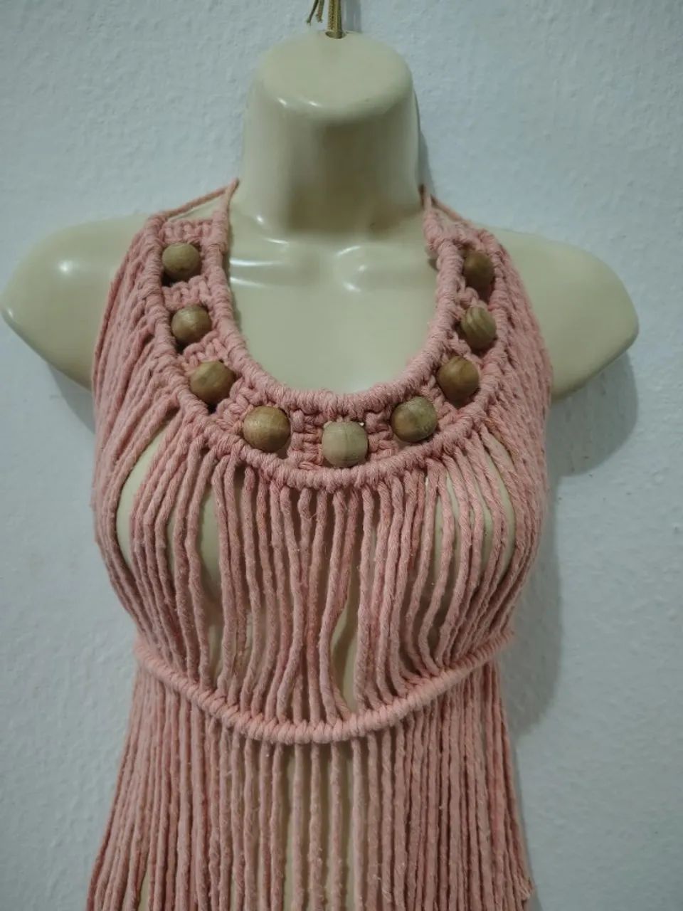 Blusa de macramê rosa com pedrarias de madeira - Foto 2