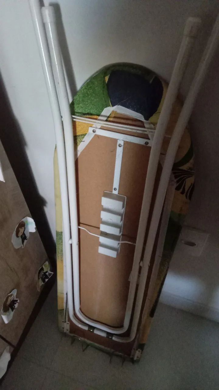 Mesa passar roupa com um ferro de passar 