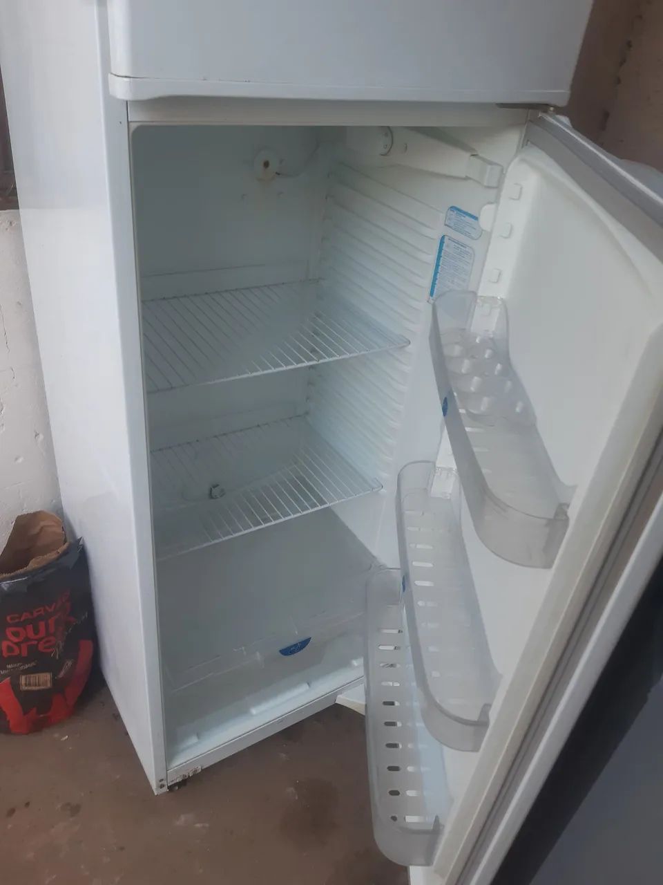Geladeira simi nova, bem conservada funcionando perfeitamente! - Foto 2