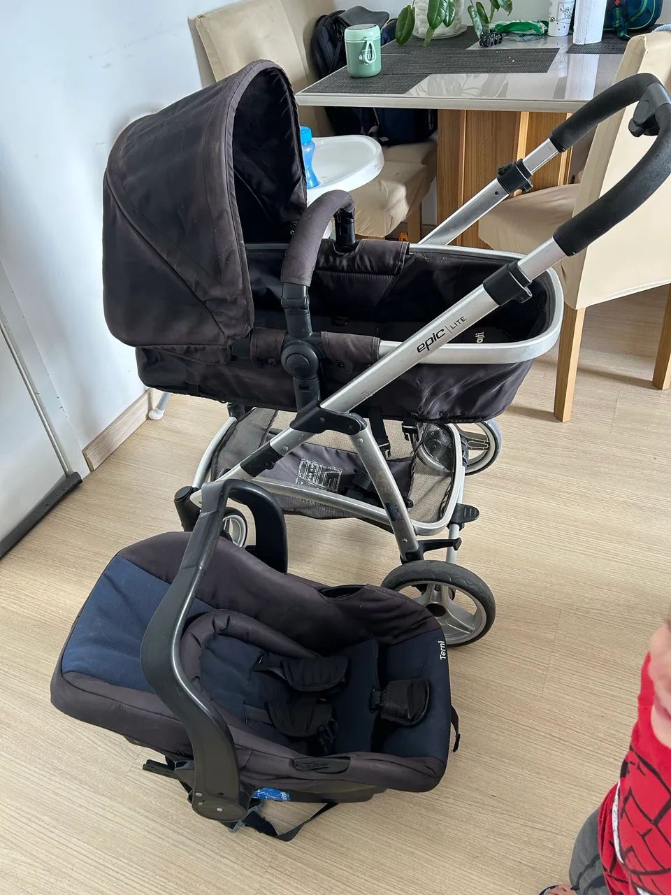 Carrinho de bebê com bebê conforto  - Foto 2