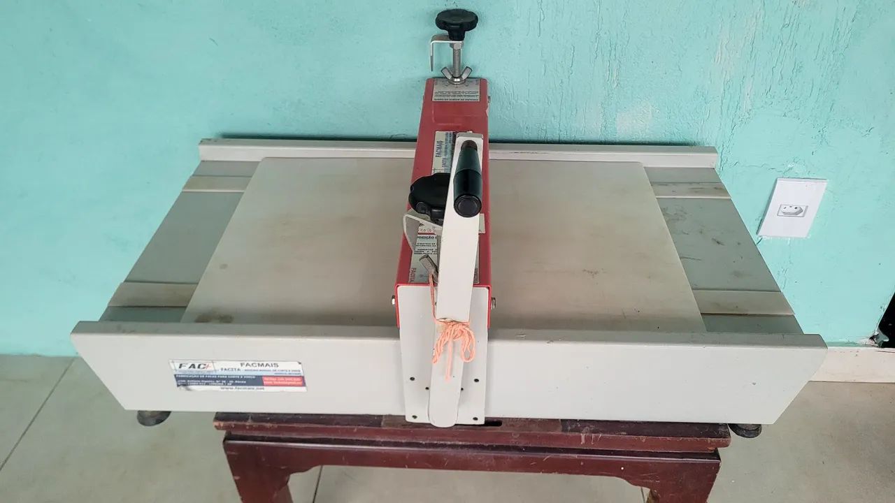 Máquina para corte e vinco