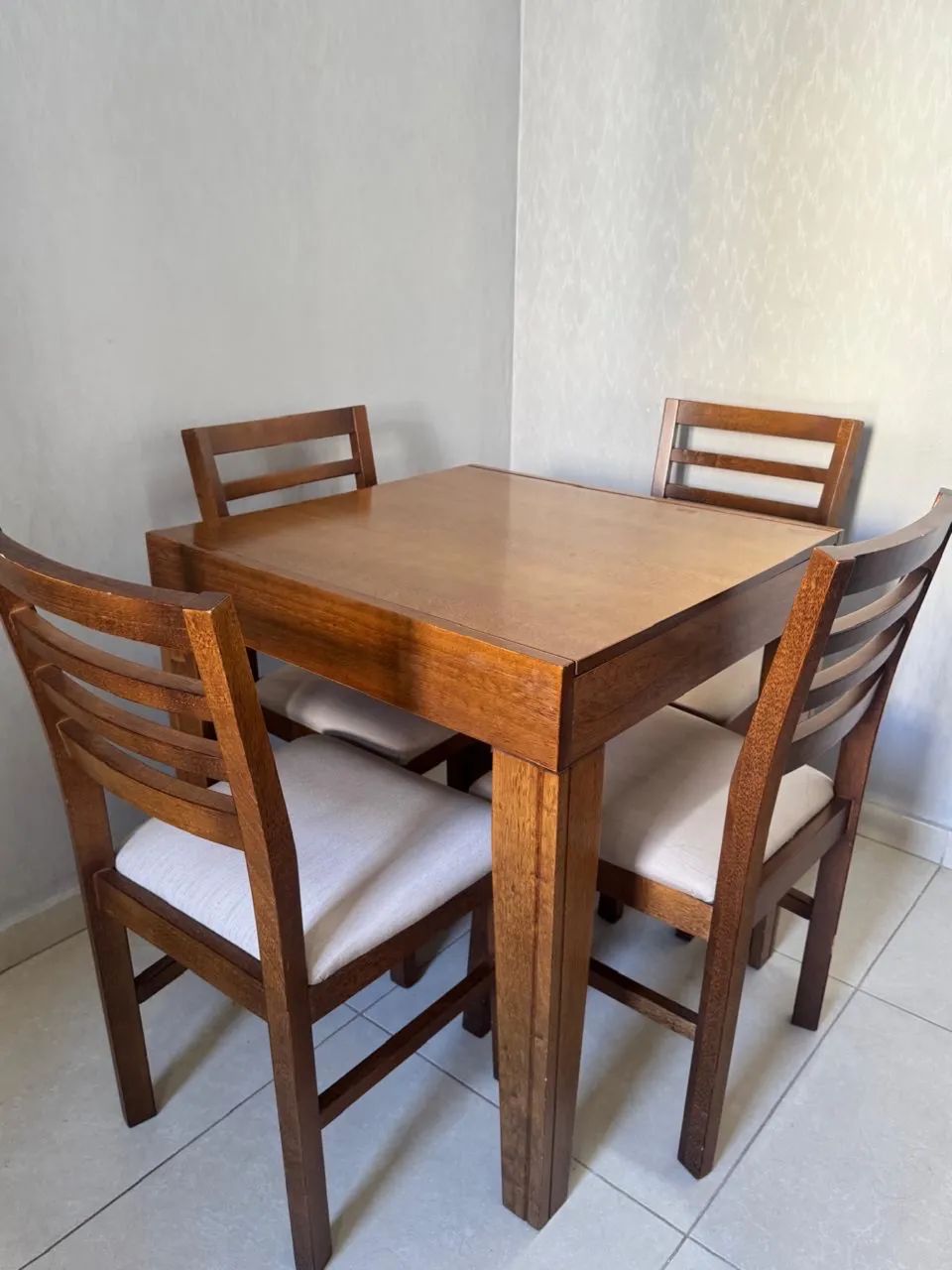 Mesa de madeira extensiva com 4 cadeiras  - Foto 3