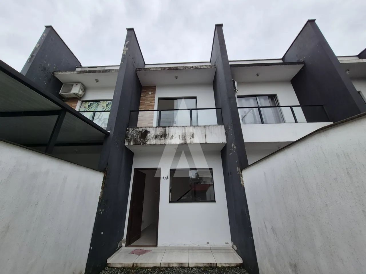 Casa geminada com 02 quartos no bairro Iririu.