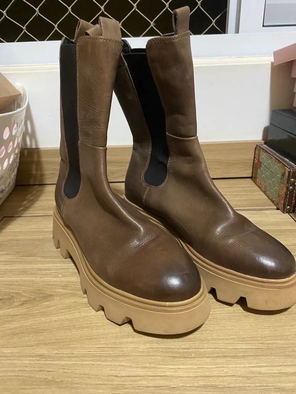 Bota marrom tratorada 