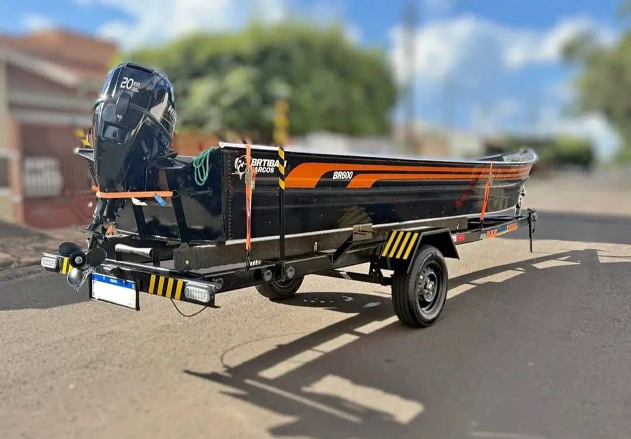 Vendo barco com motor e carreta