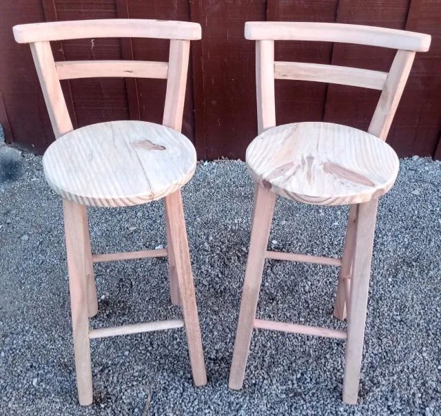 Banquetas redondas altas, 70cm de altura, madeira de eucalipto.