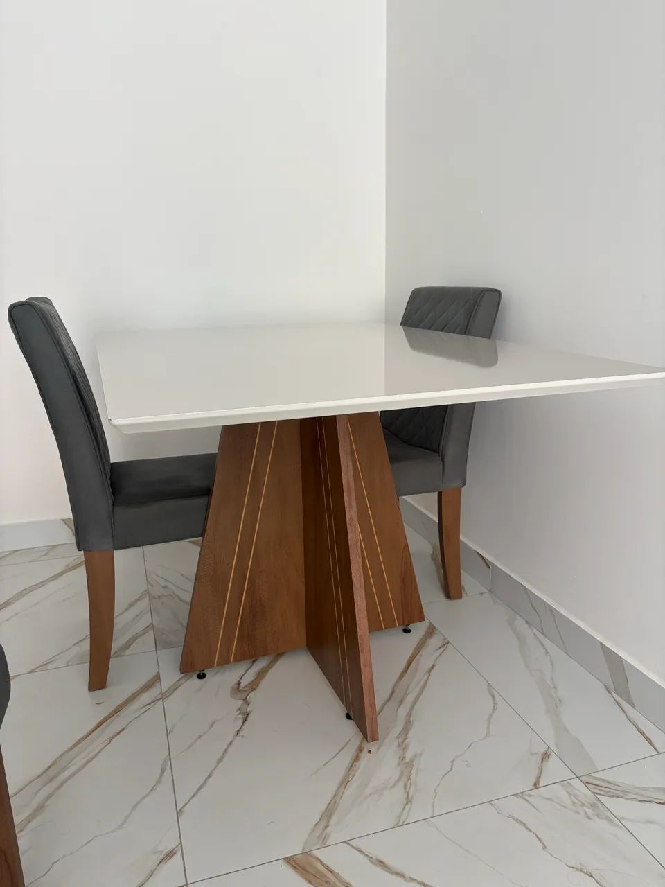 Mesa de jantar + 3 cadeiras de brinde