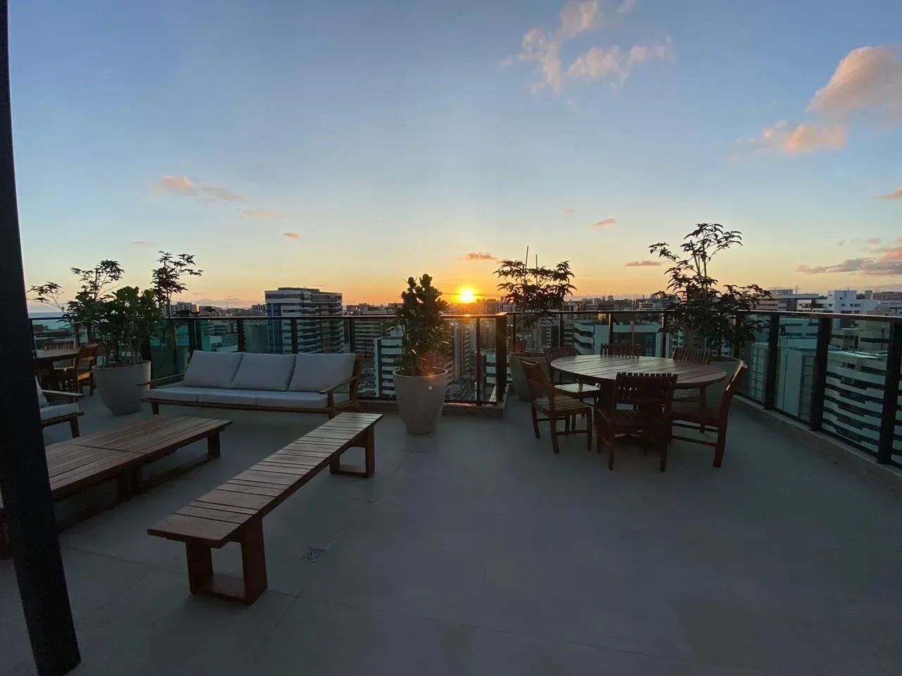 Alugo excelente apartamento quarto e sala com varanda no coração da Ponta Verde!