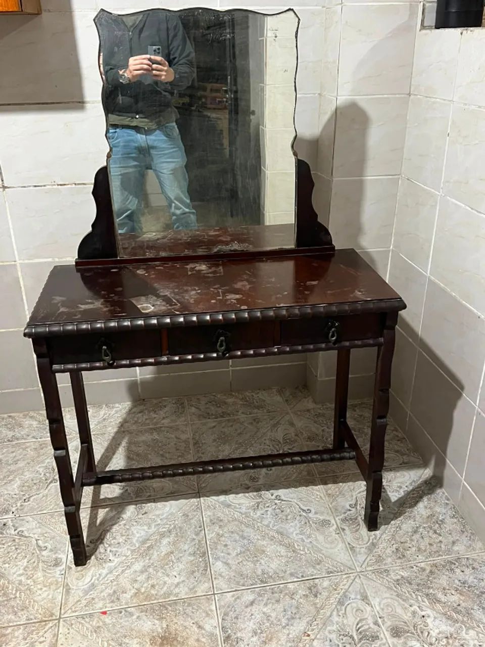 Penteadeira Antiga com Espelho Bisotê e Banquinho - Estilo Colonial - Foto 3