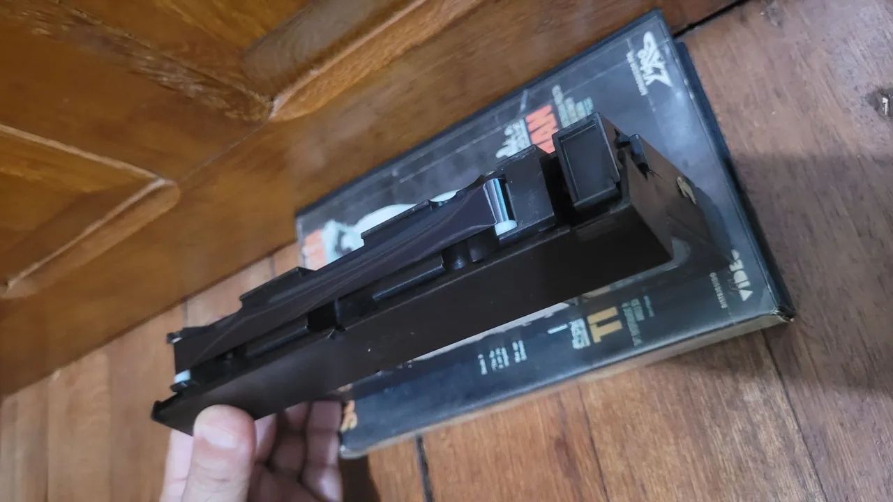 VHS  FILME O SOBREVIVENTE ARNOLD SCHWARZENEGGER - Foto 4