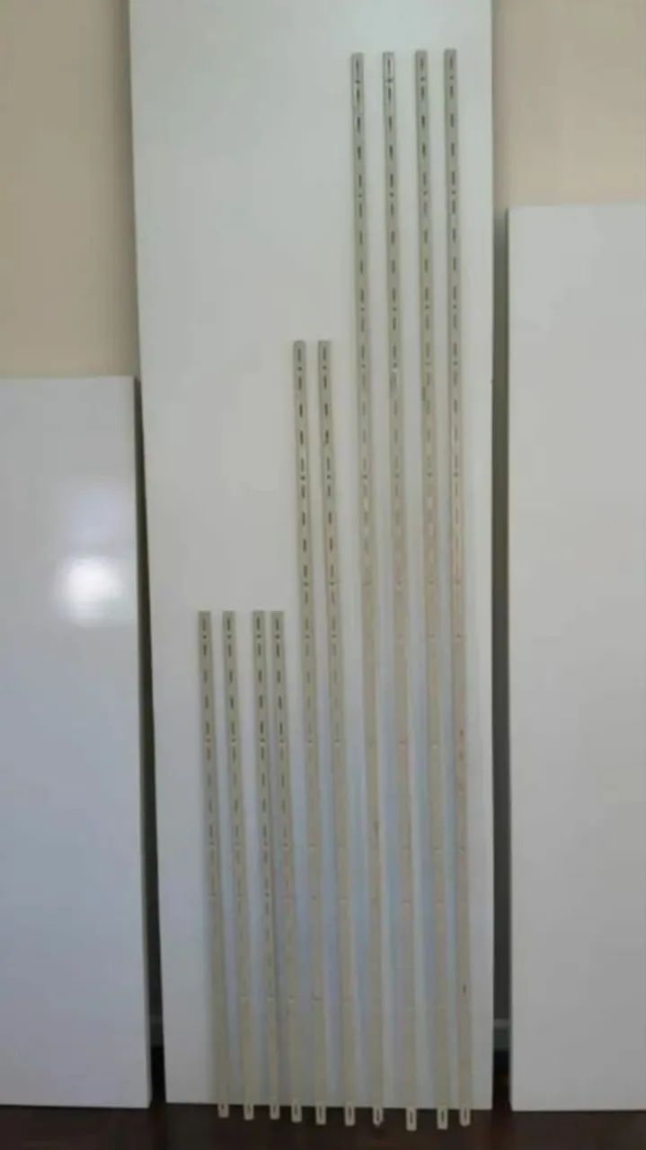 Trilhos cromados para montagem de prateleiras. Vendidos por unidades.