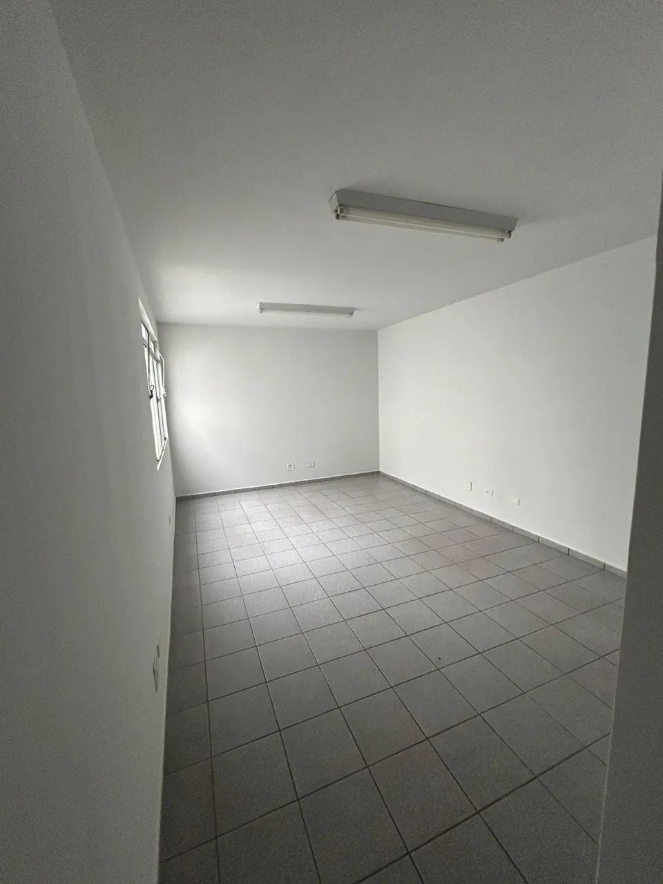 Sala comercial em Sobreloja para alugar no bairro Zona 02 - Foto 4