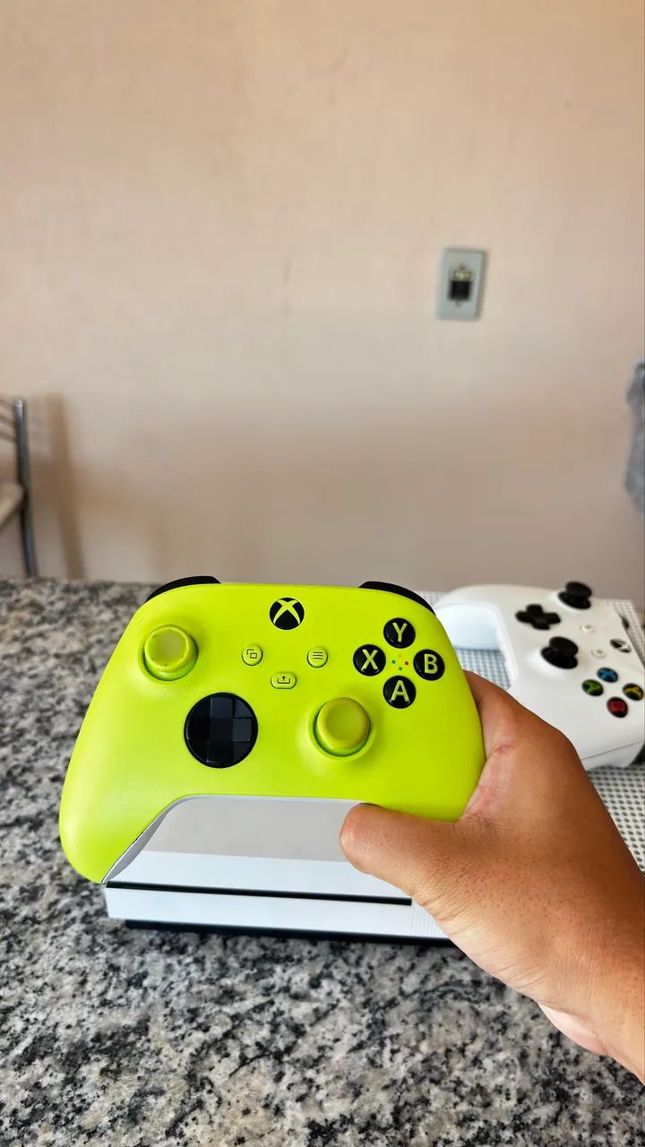 XBOX ONE + 2 CONTROLES + 2TB 