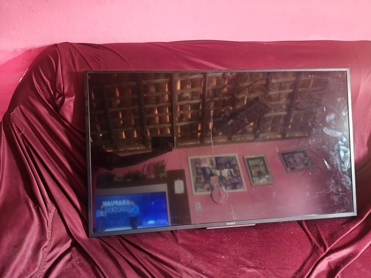 TV Sony de 43 polegadas com o controle e com o suporte para bota na parede 