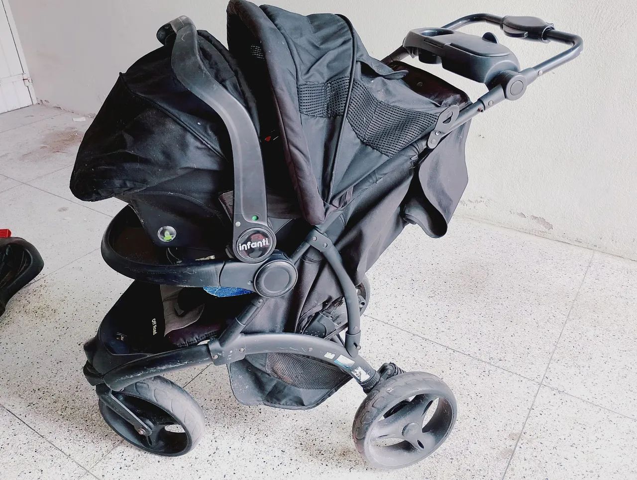Carrinho de bebê com base e bebê conforto  - Foto 2
