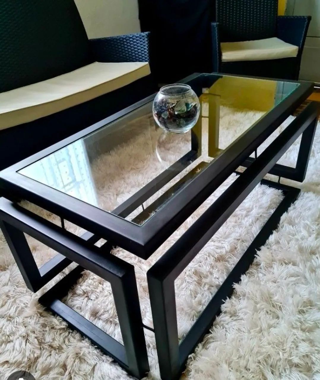 Mesa infinita com tampo em vidro temperado.