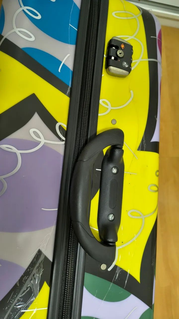 Melhor preço! Mala de viagem grande - Romero Britto - Usada - Foto 4