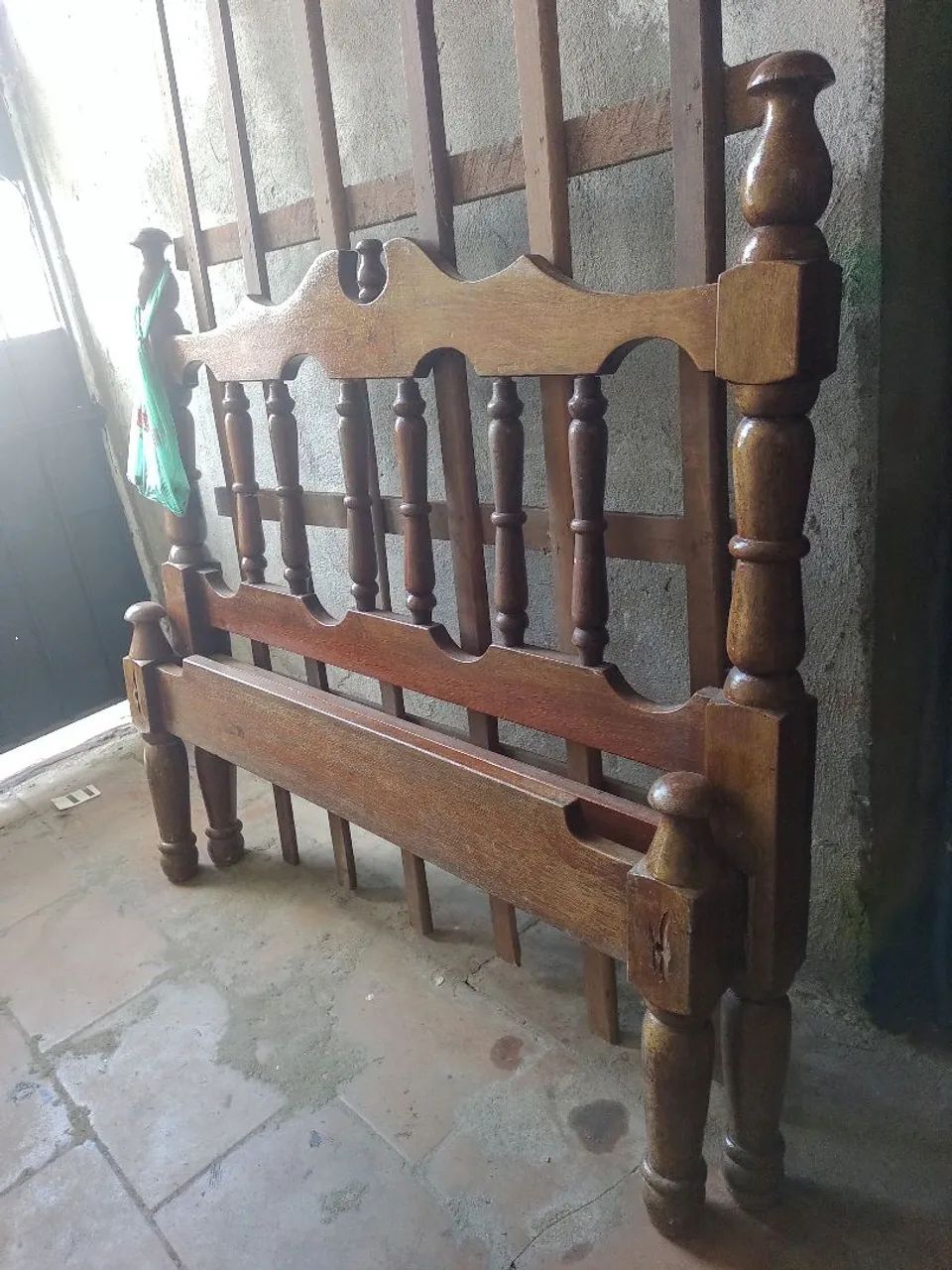 Cama Solteiro em Madeira Usado