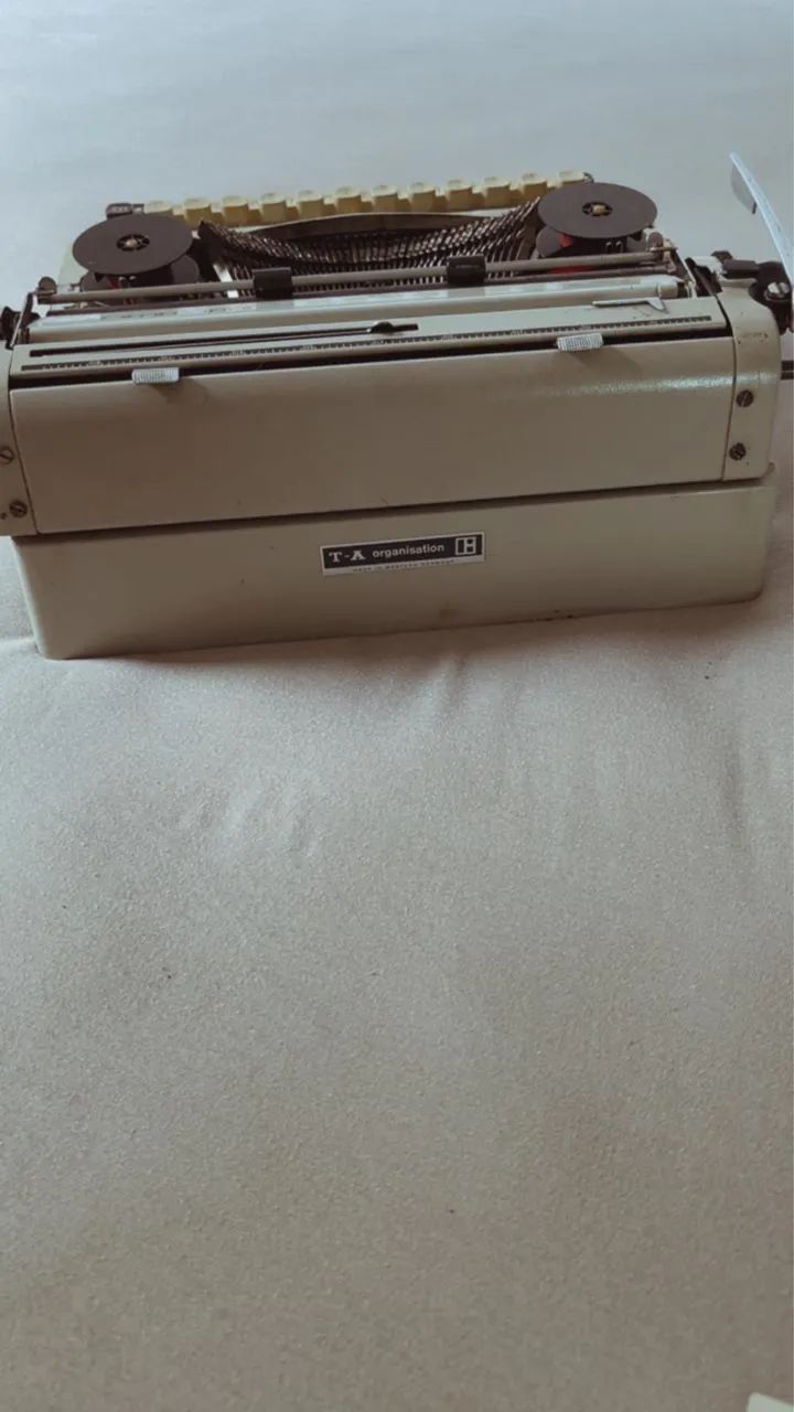 Máquina de escrever Gabriele 25, década de 70 e em perfeito estado de uso. - Foto 5