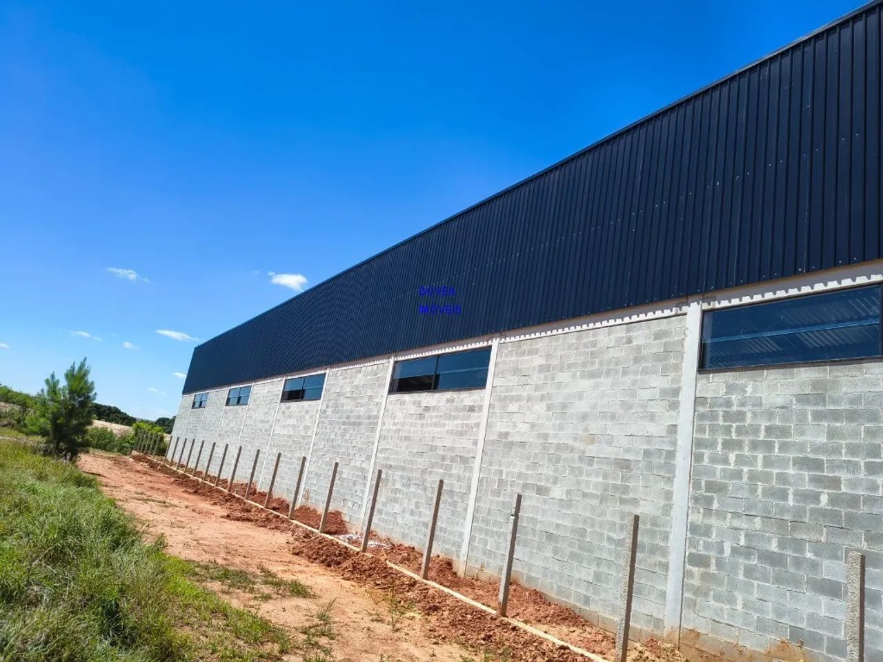VENDE OU ALUGA BARRACÃO 950M² COM USINA SOLOR, EM TERRENO COM, 2.332M² Condomínio Industri