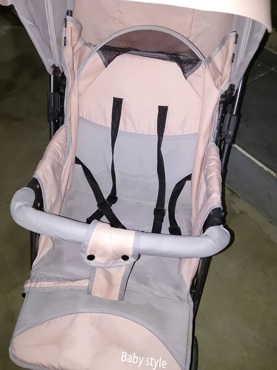 Carrinho de bebê rosa e cinza  - Foto 3