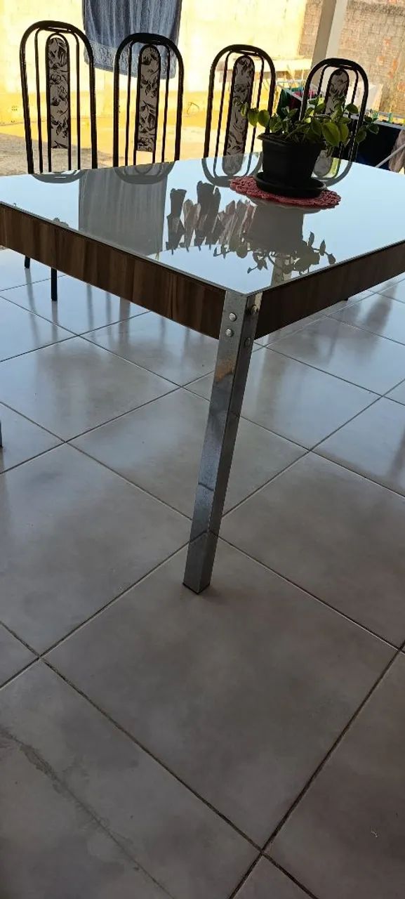 Mesa tampo de vidro 4 cadeira de ferro
