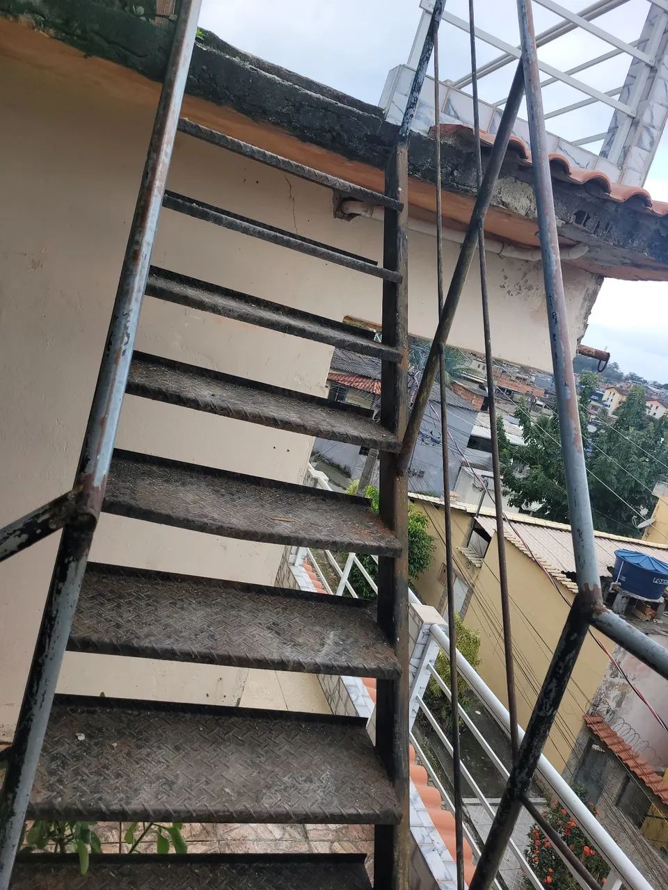 Escada de ferro em L. - Foto 2