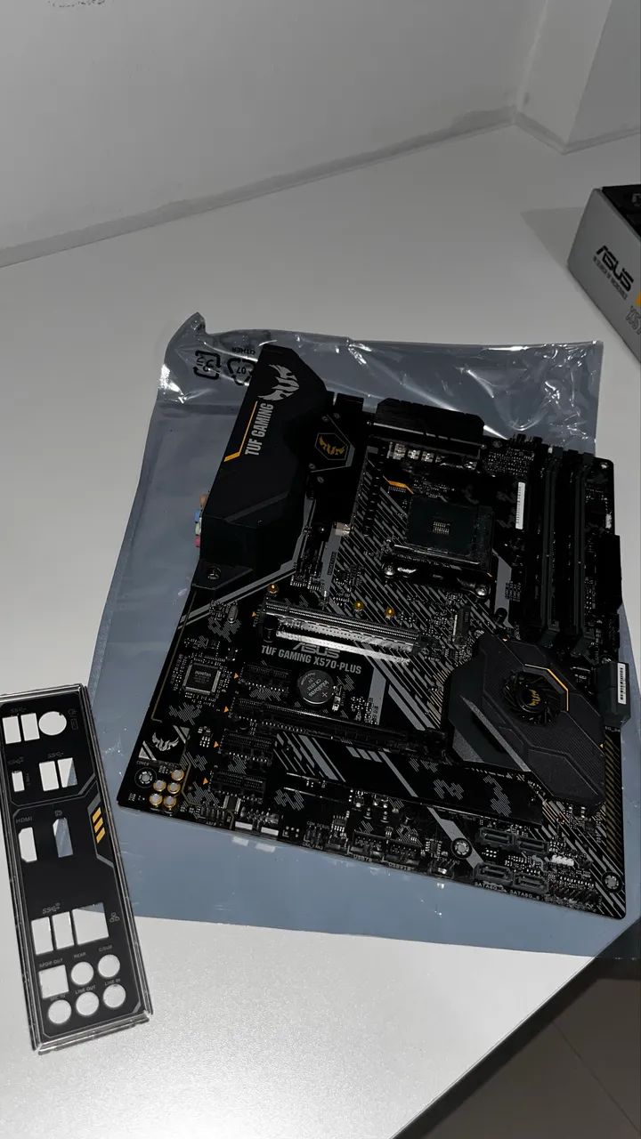 Placa-mãe ASUS TUF Gaming X570-Plus/BR, excelente placa e 100% funcional.