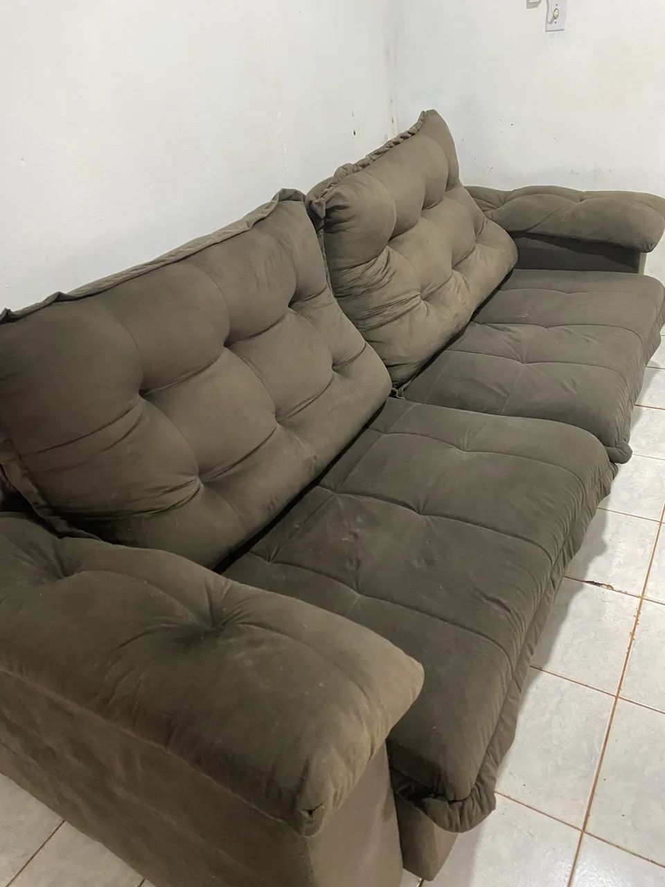 Sofá retrátil em suede marrom 