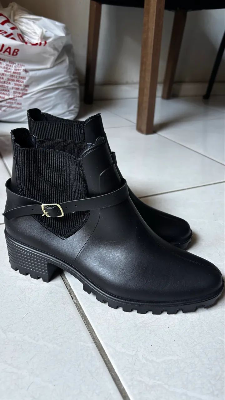 Botas semi novas  - Foto 3