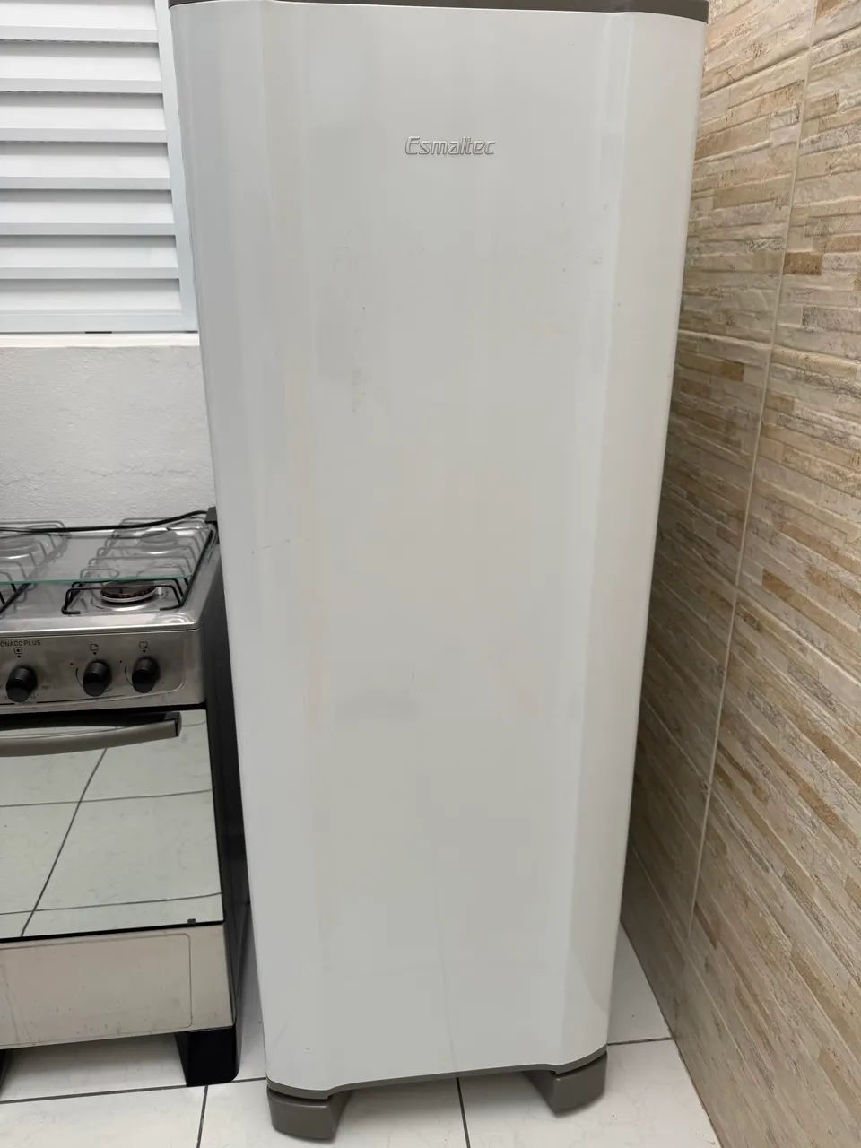 Geladeira esmaltec nova 