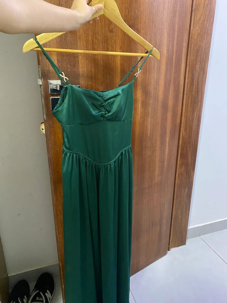 Vestido verde escuro.