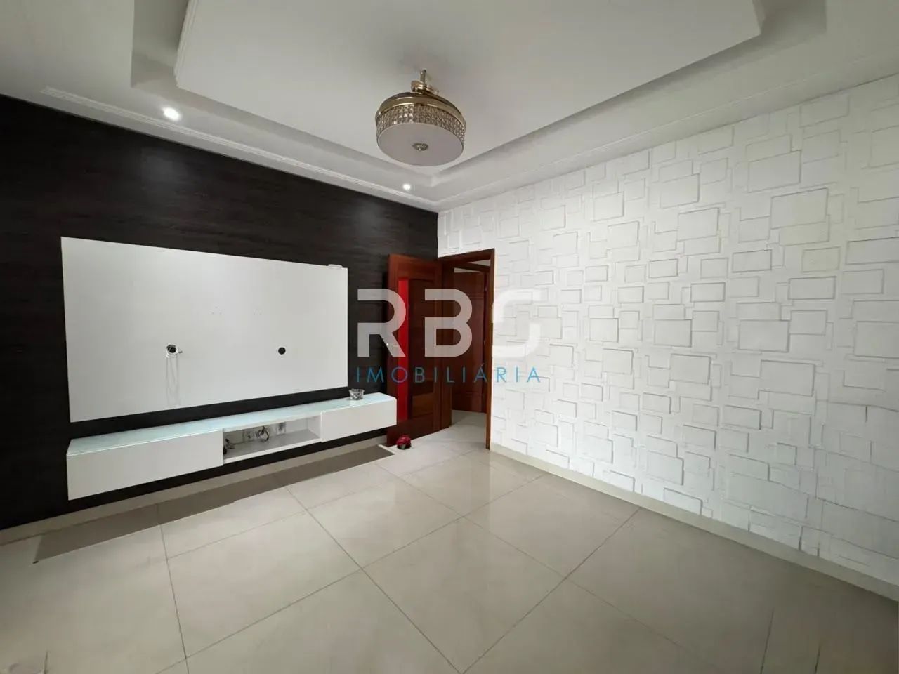 Casa triplex com 6 quartos, 1 suíte, 3 vagas  6 Quartos em Feu Rosa