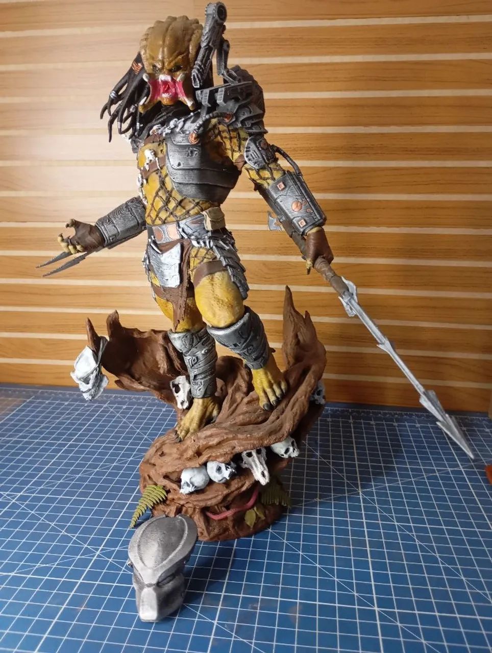 Boneco predador 40 cm