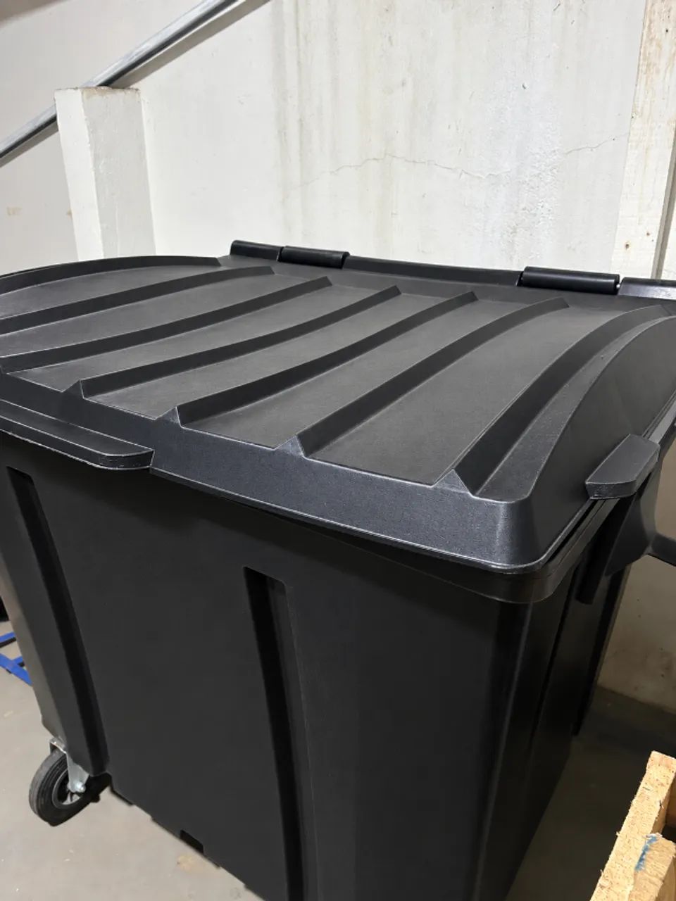 Container De Lixo 1000 Litros Plástico Preto - Foto 2