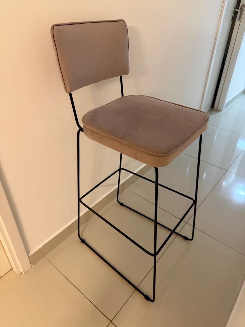 Banco alto em camurça 