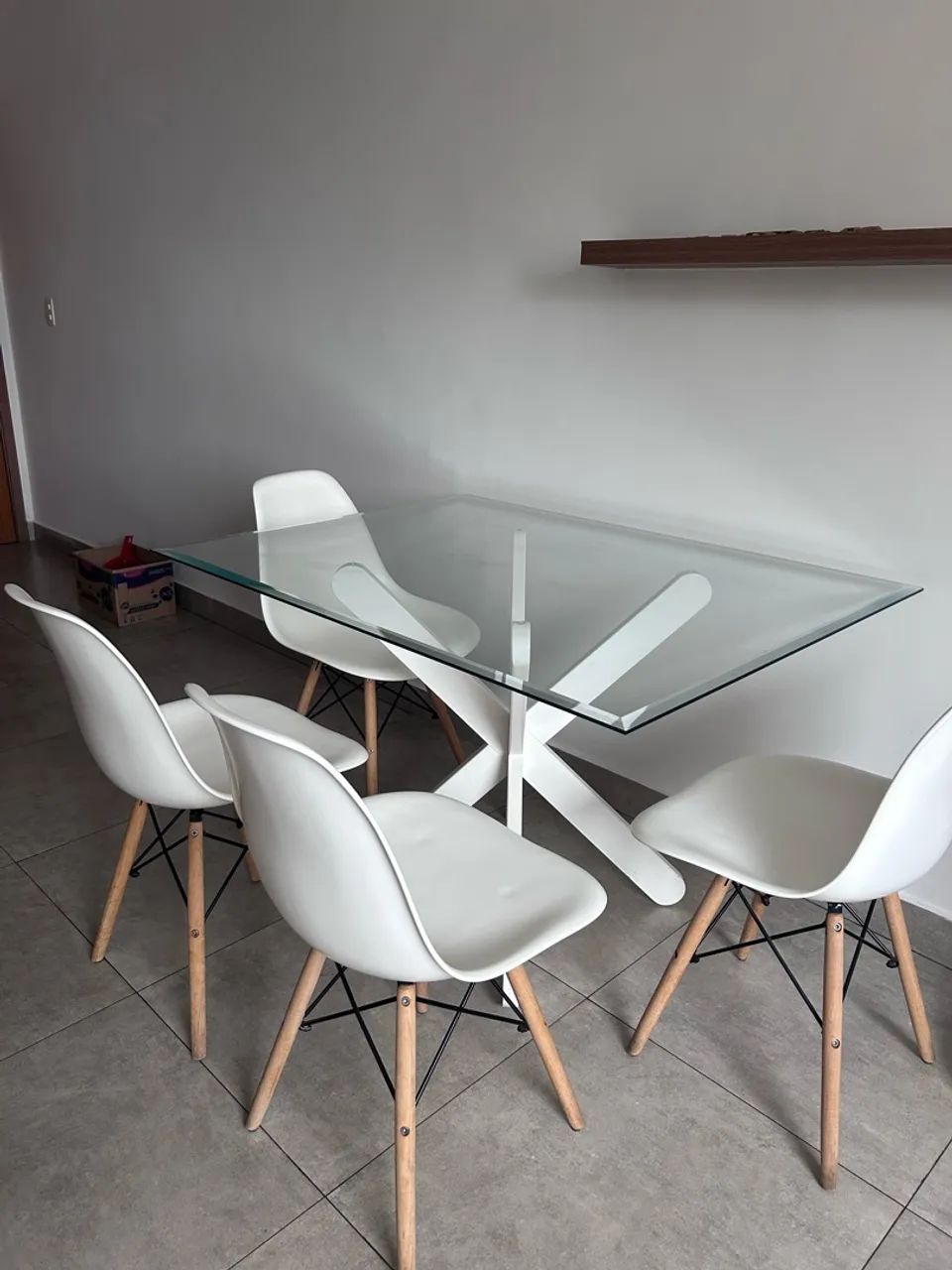 Mesa de jantar com tampo de vidro + 4 cadeiras