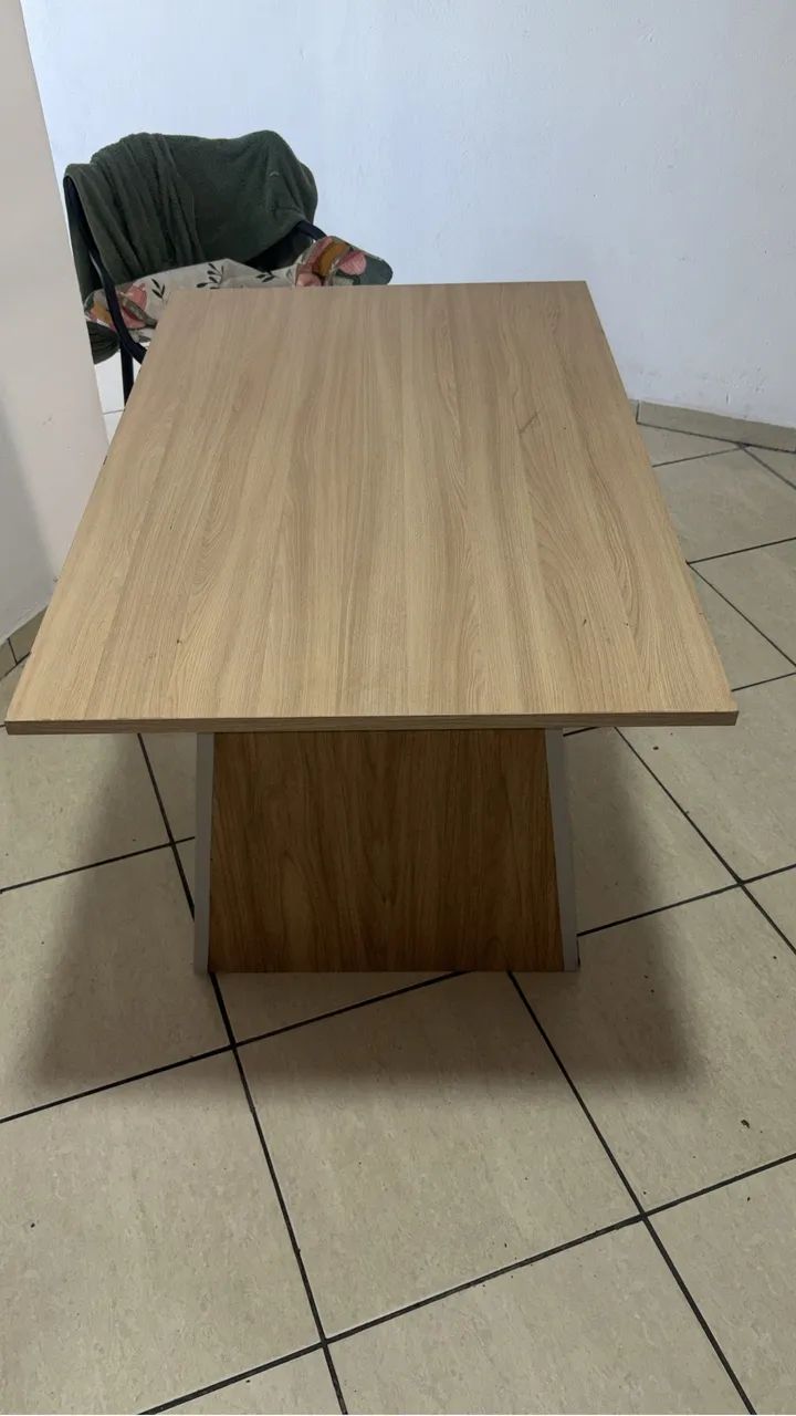 Vende - se mesa com pé triangular 