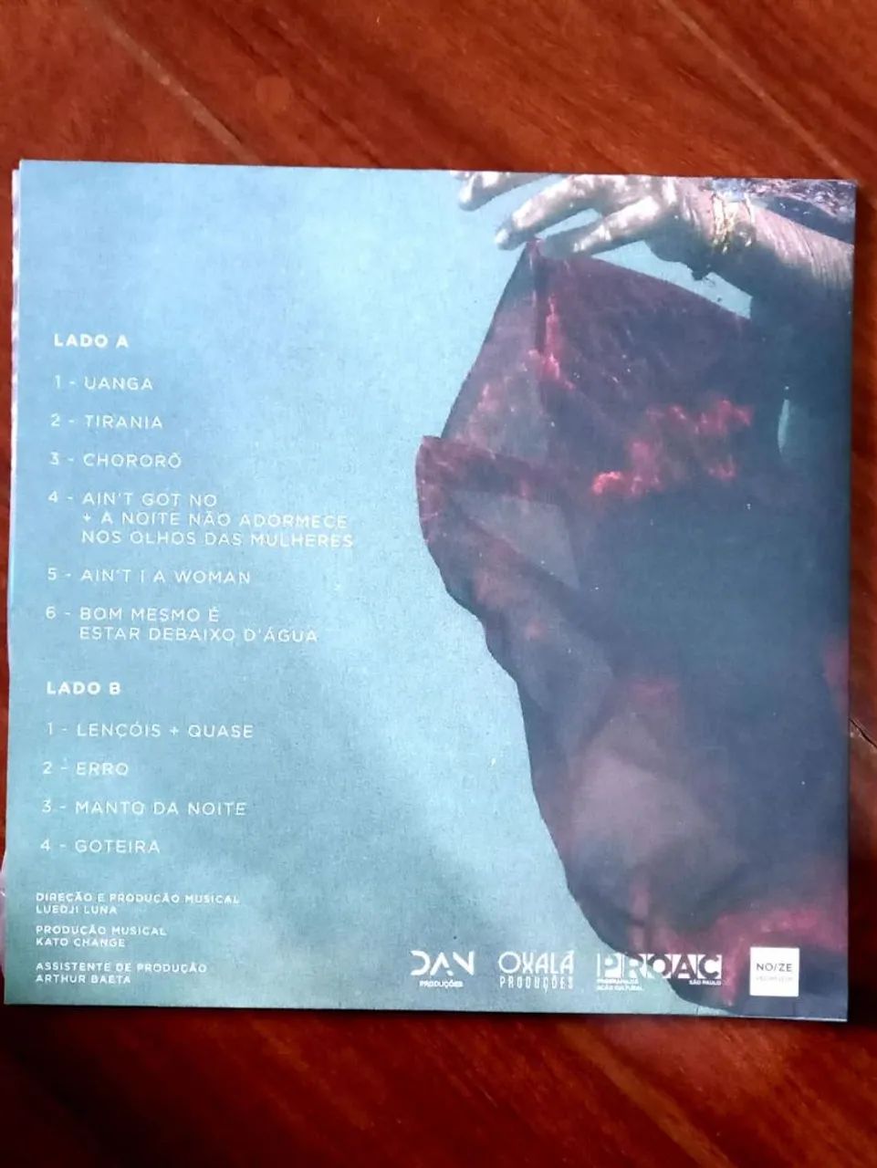 Vinil Lp Disco verde  Luedji Luna Bom Mesmo É Estar Debaixo D'água!  - Foto 2